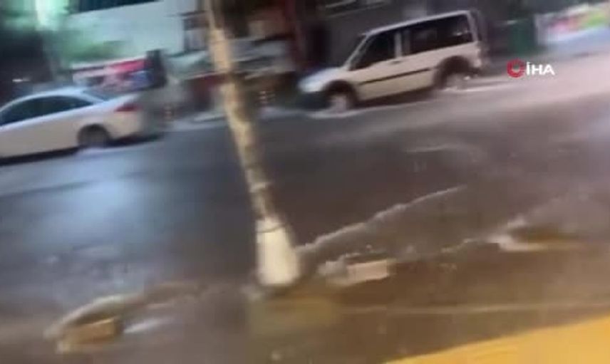 İstanbul'da şiddetli yağış Anadolu yakasını vurdu: Pendik ve Tuzla'yı su bastı