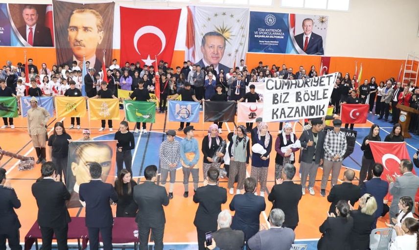 Selendi'de 29 Ekim coşkusu gençlik merkezini doldurdu