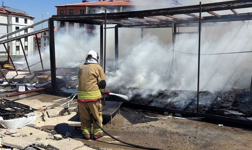 Kırıkhan'da şantiye deposu yangını kontrol altına alındı