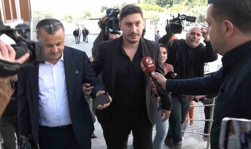 Güllü davasında ilk duruşma için oğlu Tuğberk Yalova Adliyesi’nde hazır bulundu
