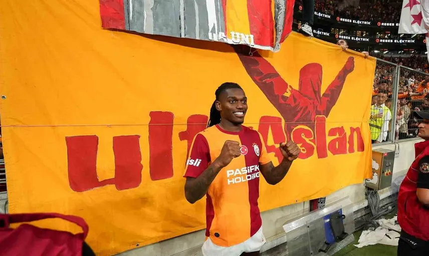 Galatasaraylı Rafael Leao taraftarlarla galibiyet sevincini paylaştı