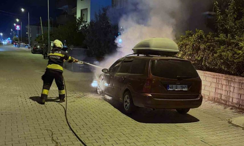 Dalaman'da park halindeki otomobil alev aldı