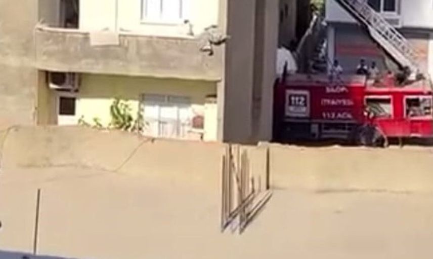 Silopi'de dört katlı binada yangın paniği: İtfaiye ekipleri hızlıca müdahale etti