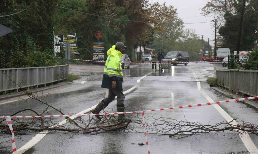 Sakarya'da sağanak yağış nedeniyle köprüde çökme riski: Ulaşım durduruldu