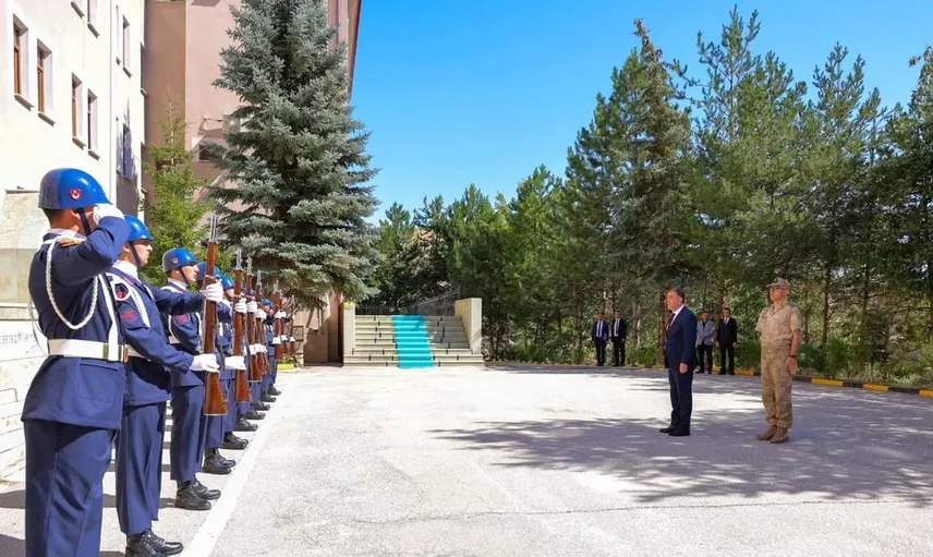 Vali eldivan Jandarma Komutanı aslan’a hayırlı olsun ziyaretinde bulundu