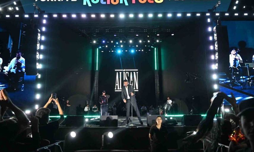 Nevşehir Kültür Yolu Festivali'nde alişan rüzgârı: binlerce hayranıyla buluştu