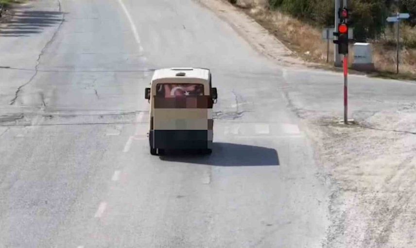 Kırmızı ışık ihlali yapan sürücü dronla tespit edilerek durduruldu