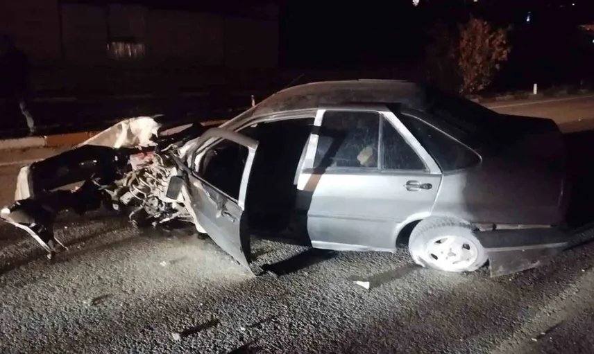 Sivas'ta direğe çarpan otomobilde sürücü yaralandı