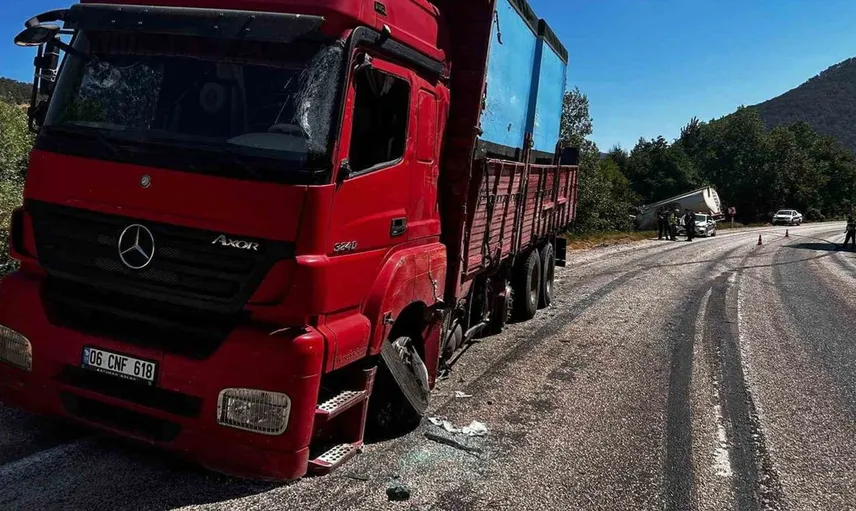 Mudurnu'da iki kamyon çarpıştı, bir kişi hastaneye kaldırıldı