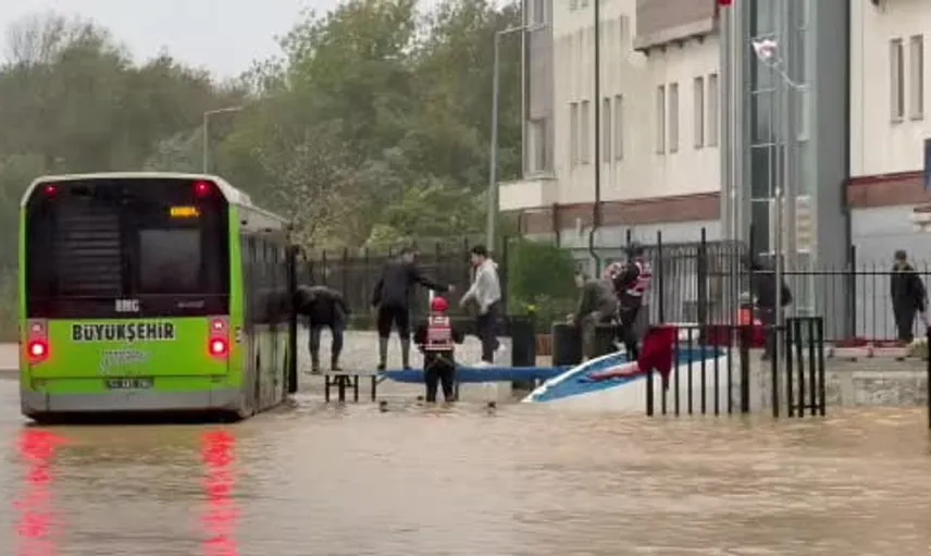 Sel felaketi nedeniyle Karasu'da 700 öğrenci tahliye edildi