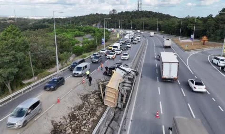 Arnavutköy'de hafriyat kamyonu devrildi, yaralı ve trafik yoğunluğu oluştu