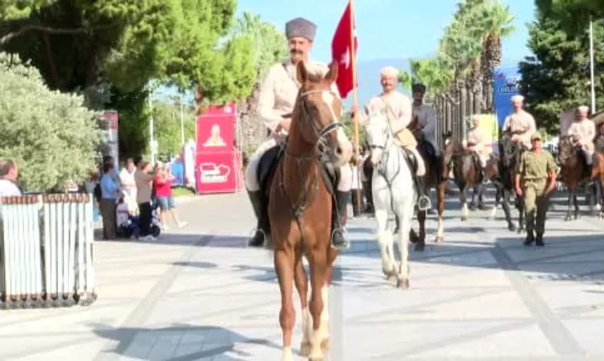İzmir kurtuluş coşkusunu havada ve karada yaşadı