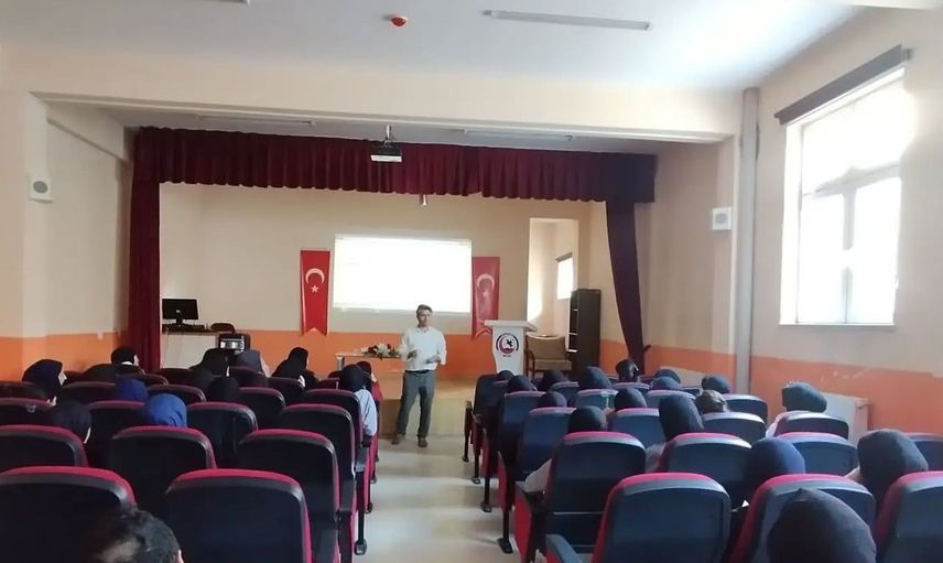 Bayburt'ta 12. sınıf öğrencilerine YKS bilgilendirmesi yapıldı