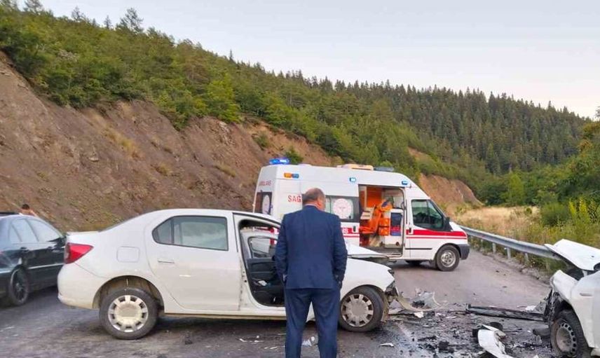 Kastamonu'da iki otomobil kafa kafaya çarpıştı: 4 yaralı
