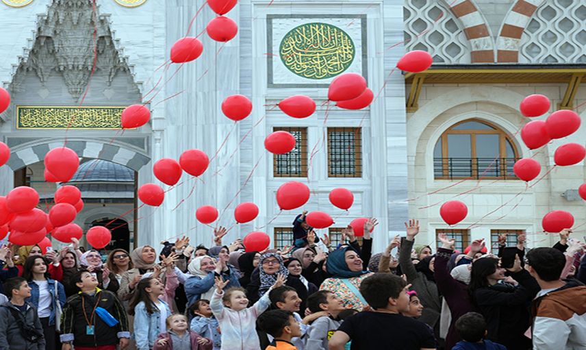 Çamlıca Camisi'nde Filistin soykırımı protestosu: Gökyüzüne kırmızı balonlar uçuruldu
