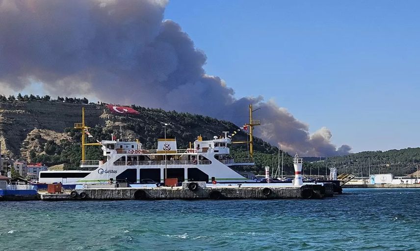 Çanakkale Boğazı'nda Gemi Trafiği Orman Yangını Nedeniyle Tek Yönlü Askıya Alındı