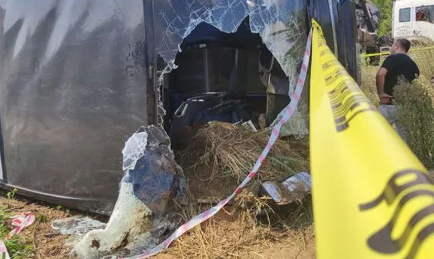 Çanakkale’de korkutan kaza: Tur otobüsü devrildi, ölü ve yararılar var