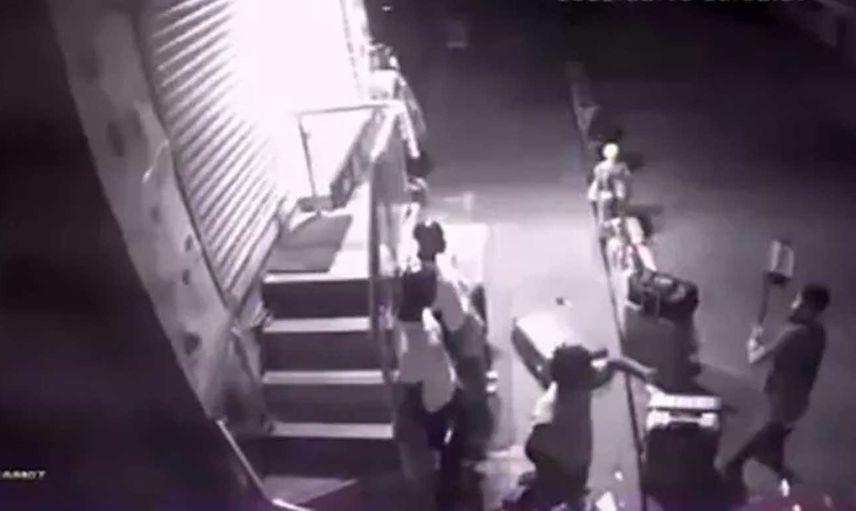 Cansız mankeni soymaya çalıştı! İş yeri sahibi hırsızı bavul ile dövdü
