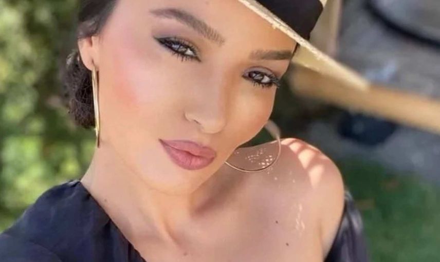 Çarkıfelek yarışmasının hostesi Emel Özkızıltaş, mini şortuyla ortalığı kasıp kavurdu!