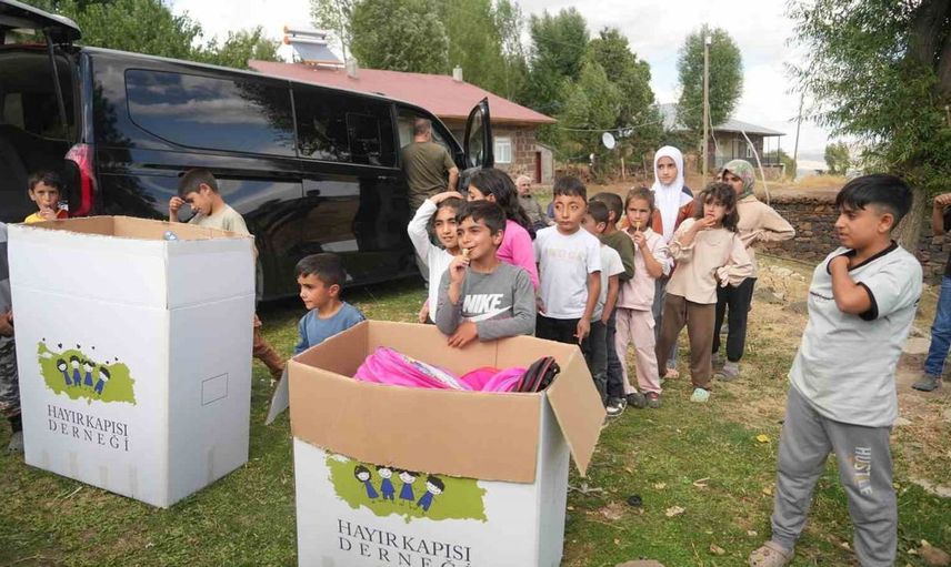Muş'un köylerinde çocuklara kırtasiye ve oyuncak sevincini yaşatan etkinlik