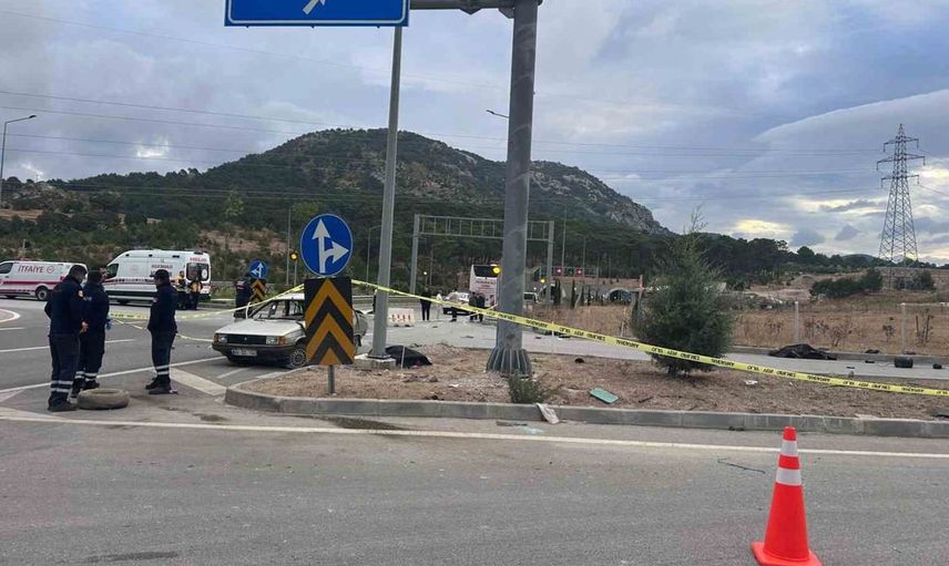 Çanakkale'de otobüs ve otomobil çarpıştı: Kazada 2 kişi yaşamını yitirdi