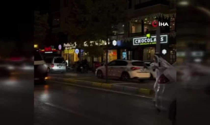 Aksaray'da dans eden gençler, çekici sürücüsünü zor durumda bıraktı