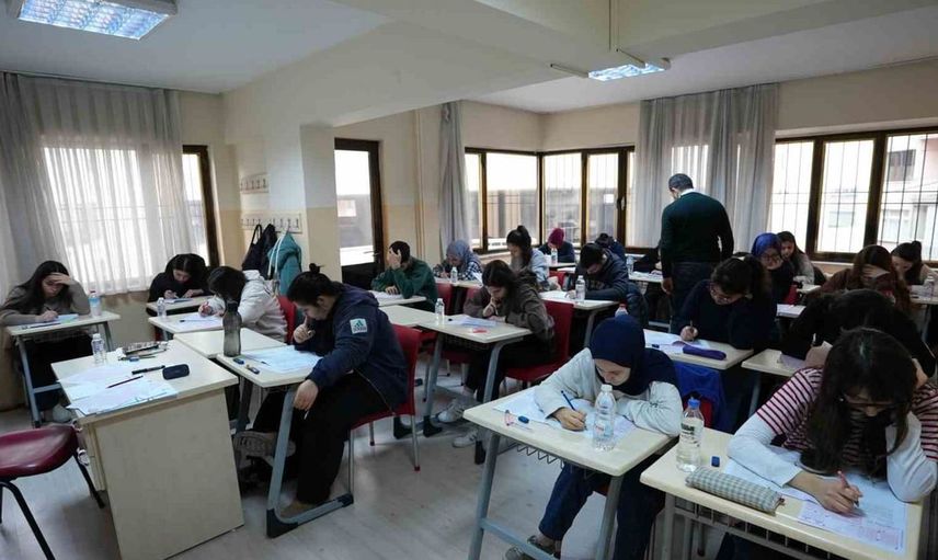 Denizli Büyükşehir, üniversiteye hazırlanan gençlere ücretsiz kurs sunuyor