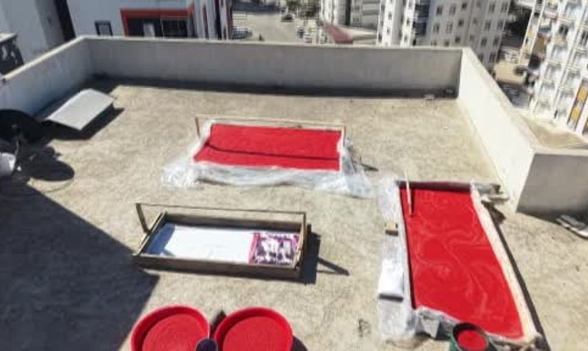 Kozan'da salça sezonu başladı: Apartman damları renkli görüntülere ev sahipliği yapıyor