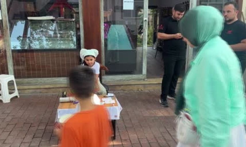 Japonya’yı gezmek için hediyelik eşya satan çocuk girişimci