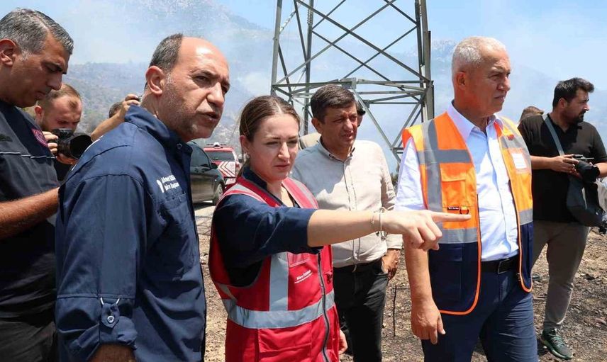 Antalya Büyükşehir Belediyesi yangın söndürme çalışmalarını sürdürüyor