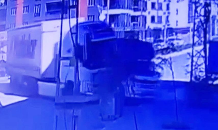 Iğdır'da tırın hafif ticari araca çarpma anları güvenlik kamerasında görüntülendi