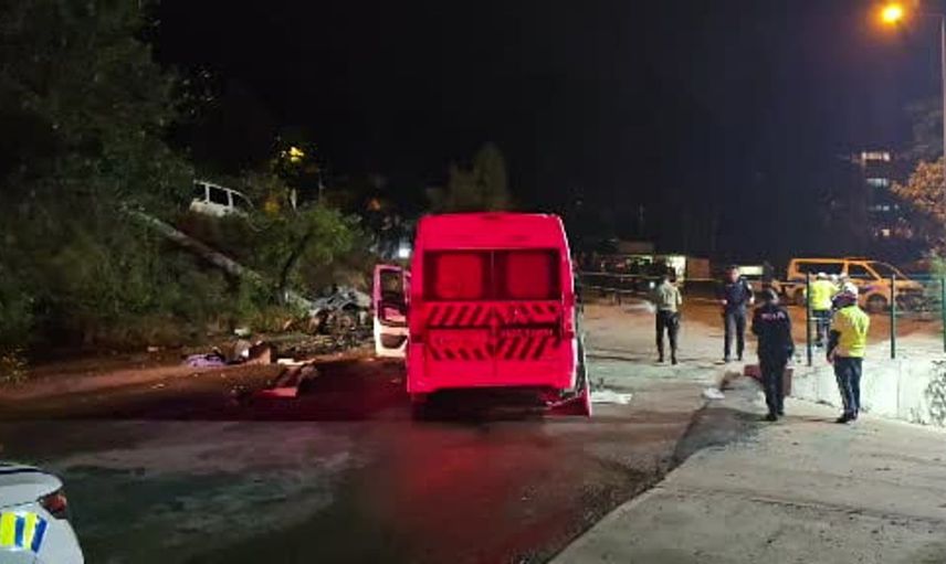Karabük'te tekstil işçilerini taşıyan servis aracı elektrik direğine çarptı