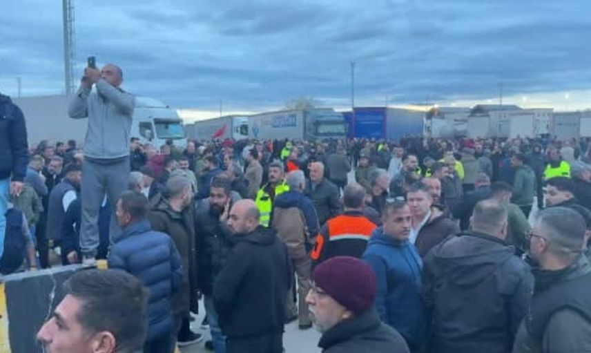 Edirne'deki sürücüler Avrupa'ya geçişleri durdurdu: Schengen vizesi sorunları öne çıktı