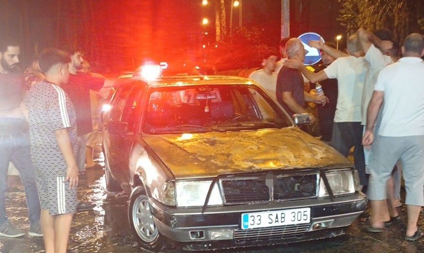Mersin'de seyir halindeki otomobil alev alev yandı
