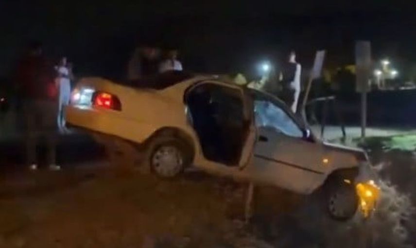 Köpeği kurtarmak için kaza yaptı: otomobil köprüde asılı kaldı