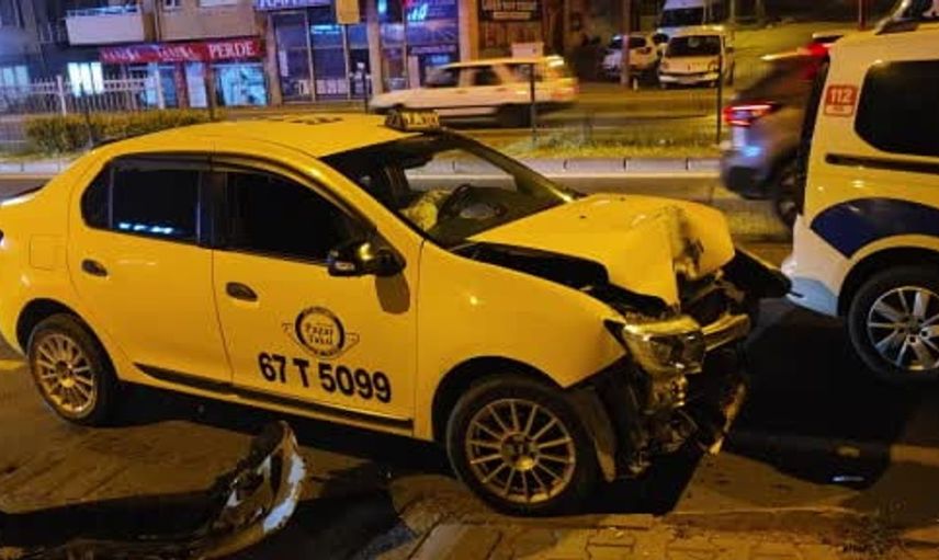 Ereğli'de ticari taksi ile otomobil çarpıştı: Yaralı yok