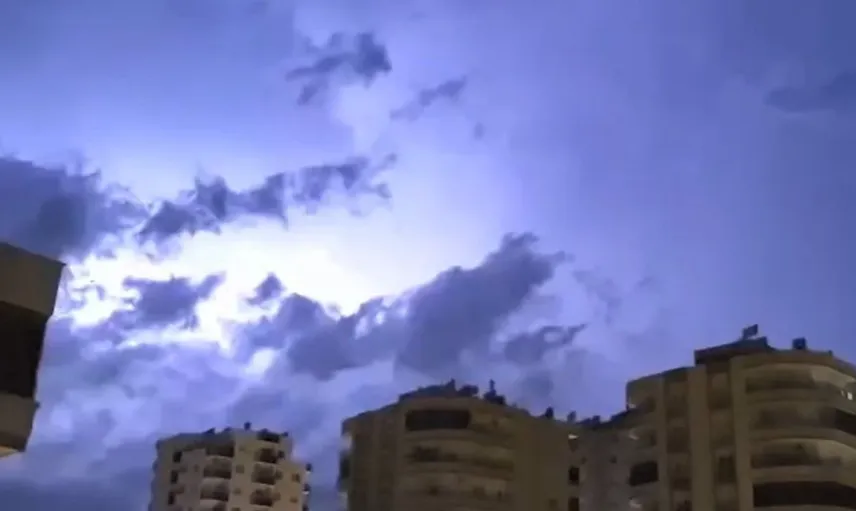 Mersin'de gece ansızın gündüz oldu: Şimşekler Erdemli'yi aydınlattı