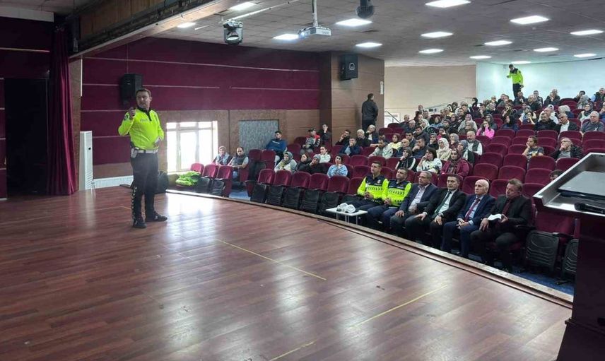 Uşak'ta trafik güvenliği eğitiminde okul servis sürücüleri bilgilendirildi