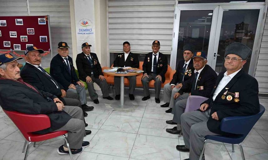 52 yıl aradan sonra Kıbrıs'a geri dönen kahraman gaziler