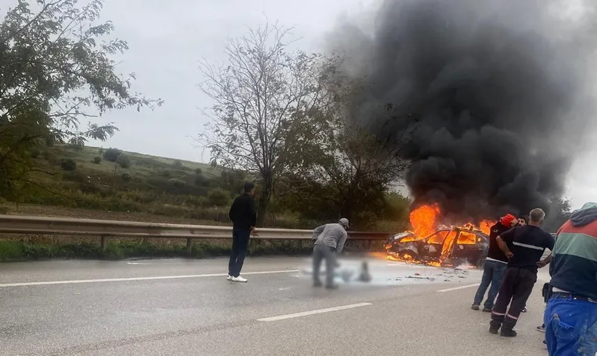 Yağış sonrası kaygan yolda kaza: Otomobil alev aldı, 2 yaralı