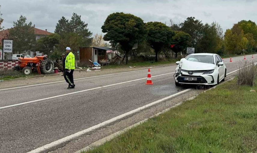 Taşköprü'de otomobil traktöre çarptı: Bir yaralı