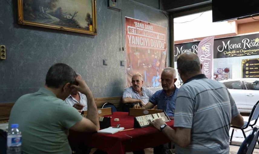 Elazığ'da kahvehanede yancılar ayrı masada oturuyor