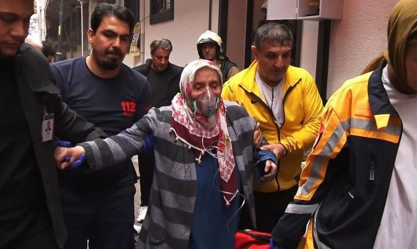 Zeytinburnu'nda yaşanan yangın paniği: itfaiye kurtardı, 2 kişi hastaneye kaldırıldı