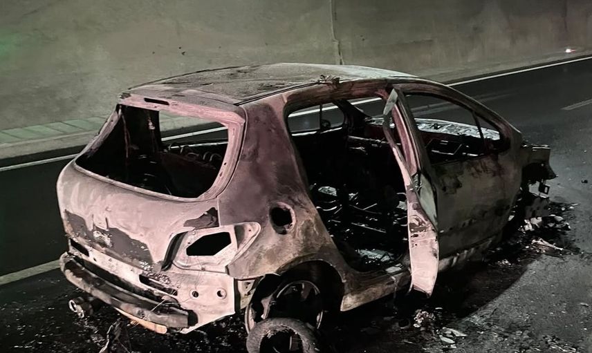 Troya tünelinde bir otomobil yanarak tamamen kül oldu