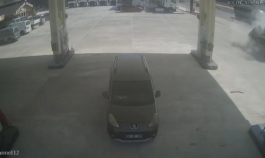 Kontrolden çıkan kamyonet tadilattaki benzinliğe çarptı