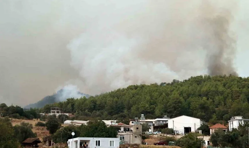 Kumluca'daki orman yangınında evler ve seralar zarar gördü