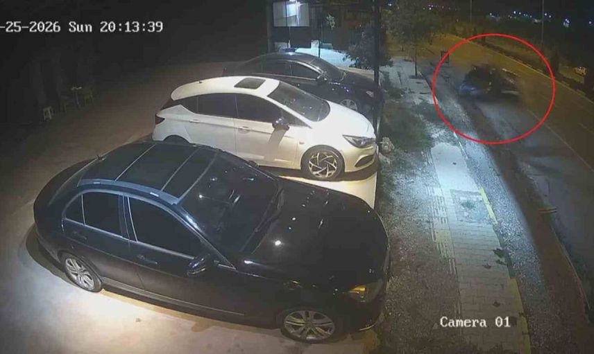 Kontrolden çıkan otomobil park halindeki araca çarptı: Sürücü hastaneye kaldırıldı