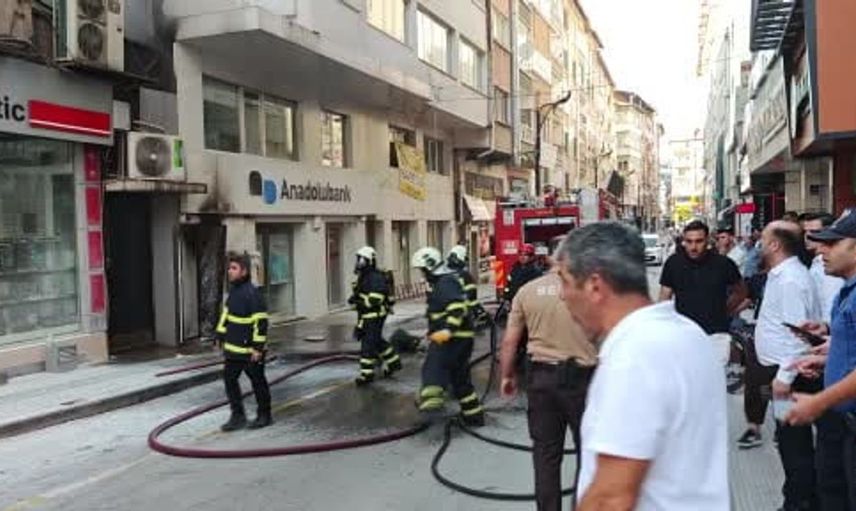 Sivas'ta ATM'den yükselen alevler, çevrede paniğe yol açtı
