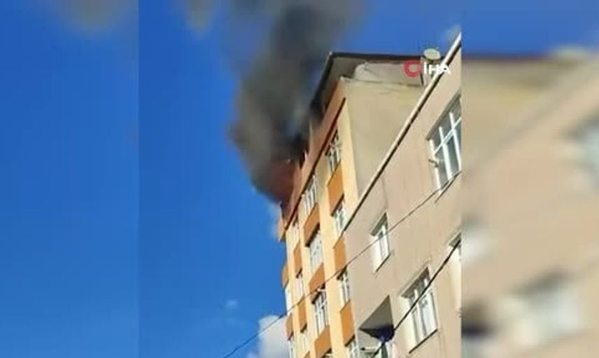 Küçükçekmece'de çatı katında çıkan yangın evin kullanılmaz hale gelmesine yol açtı