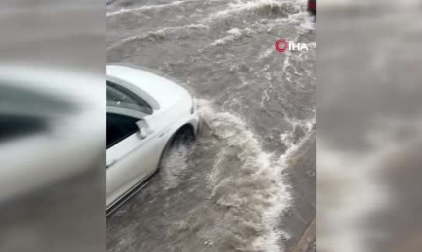 Diyarbakır'da sağanak yağış alt geçitleri tıkadı, trafik felç oldu